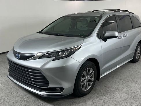 Used 2025 Toyota Sienna XLE image 2