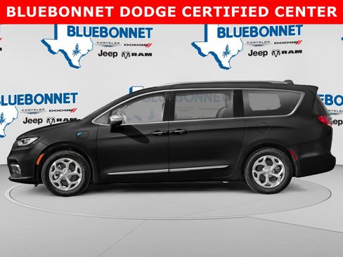 Used 2023 Chrysler Pacifica Touring-L FWD image 3