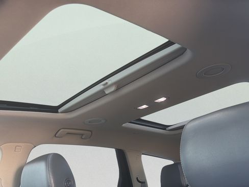 Used 2020 Buick Enclave Premium w/ Sun and Sites Package FWD image 4