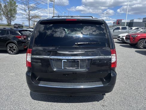 Used 2015 Chrysler Town & Country Touring image 6