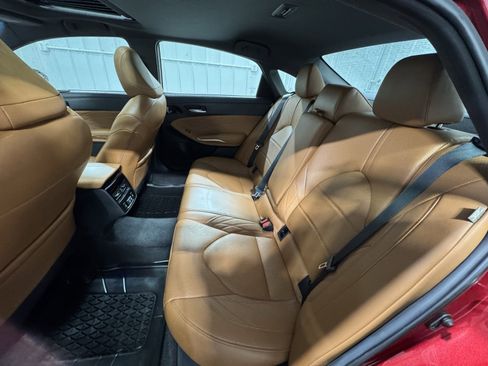 Used 2020 Toyota Avalon Limited image 18