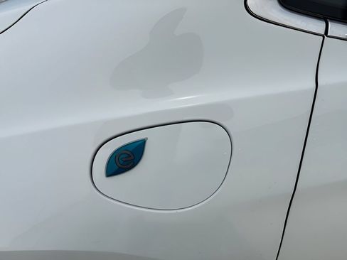 Used 2023 Chrysler Pacifica Limited FWD image 29