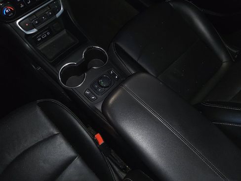 Used 2024 GMC Terrain SLT image 26