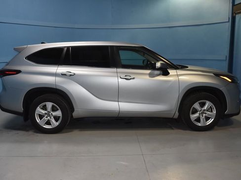 Used 2024 Toyota Highlander AWD image 25