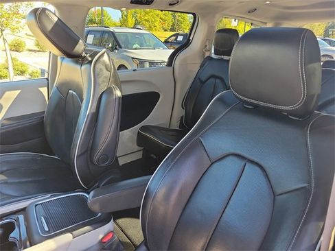 Used 2023 Chrysler Pacifica Limited image 17
