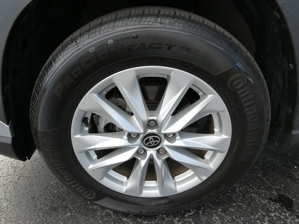 Used 2022 Toyota Corolla Cross LE AWD/4WD image 10