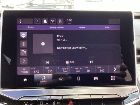 Used 2024 Jeep Compass Latitude image 17