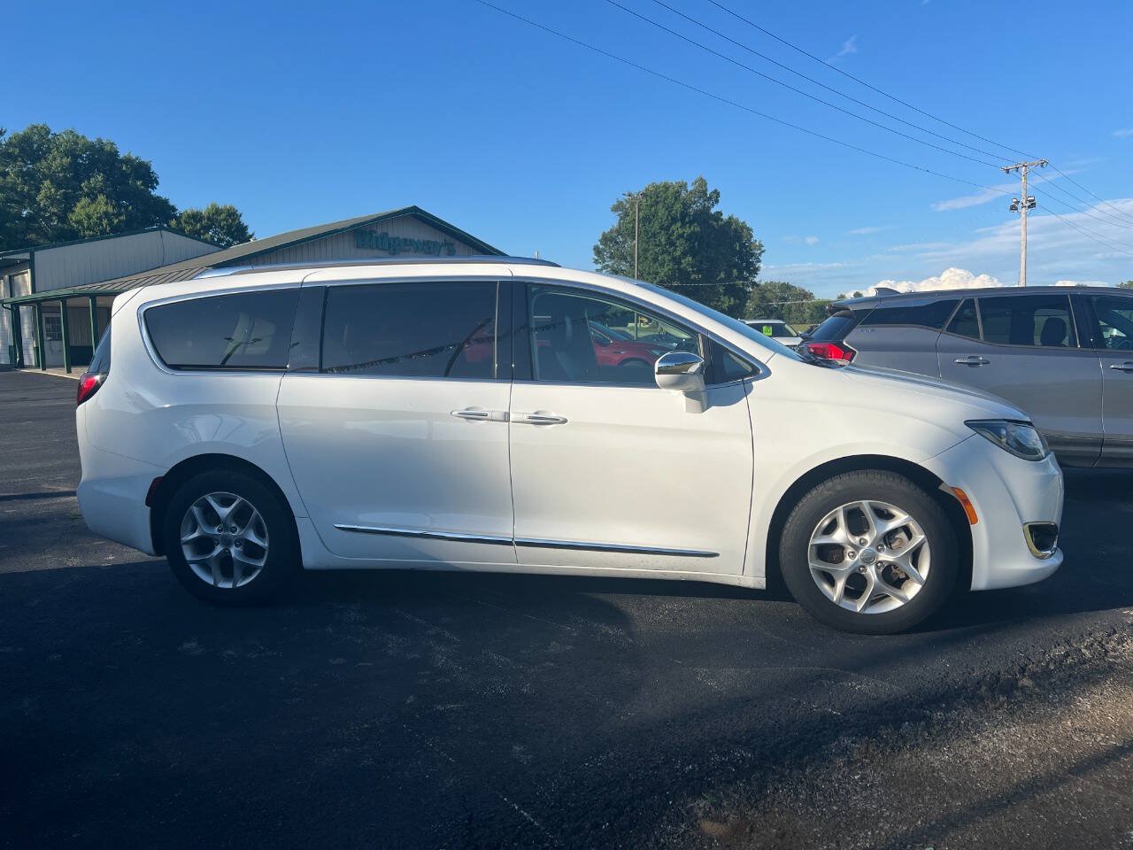 Used 2020 Chrysler Pacifica Limited FWD image 2