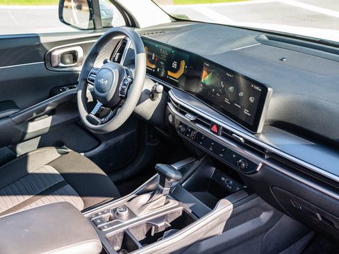 Used 2025 Kia Sorento LX image 12