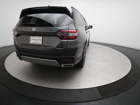 Used 2024 Honda Pilot Touring image 13