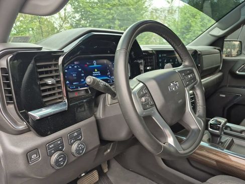 Used 2024 Chevrolet Silverado 1500 LT Trail Boss w/ Convenience Package II AWD/4WD image 10