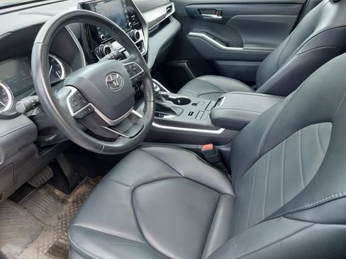 Used 2022 Toyota Highlander XLE AWD/4WD image 9
