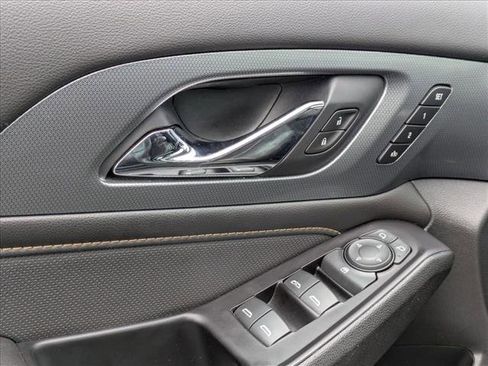 Used 2020 Chevrolet Traverse Premier FWD image 2