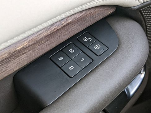 Used 2017 Land Rover Discovery HSE image 35