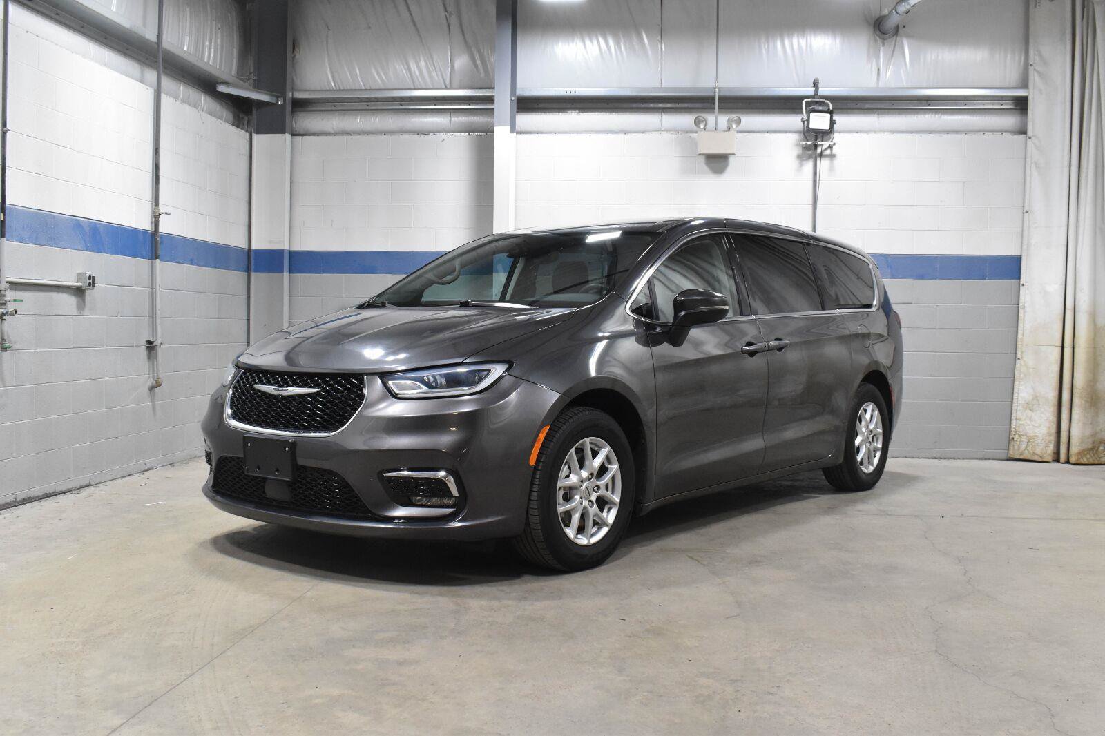 Used 2023 Chrysler Pacifica Touring-L FWD image 2