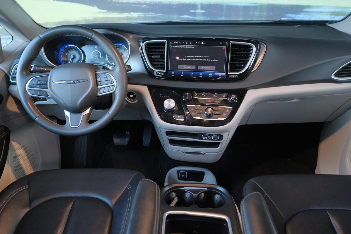 Used 2024 Chrysler Pacifica Touring-L FWD image 19