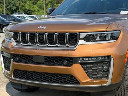 New 2026 Jeep Grand Cherokee L Limited w/ Luxury Tech Group II AWD/4WD image 10