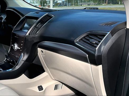 Used 2020 Ford Edge Titanium FWD image 19