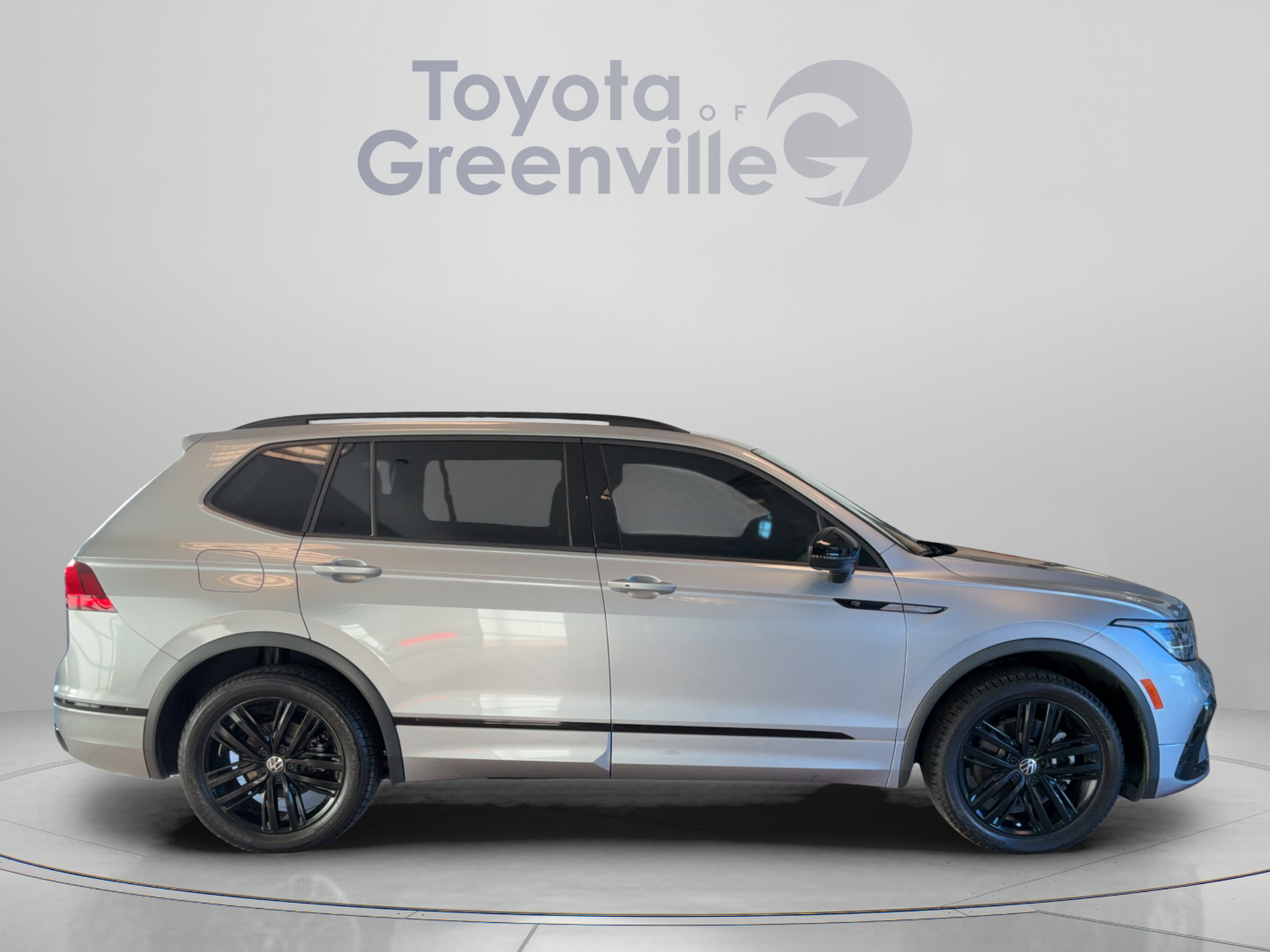 Used 2022 Volkswagen Tiguan SE R-Line FWD image 7