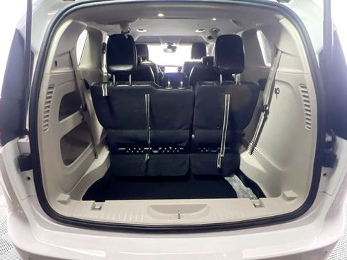 Used 2024 Chrysler Pacifica Touring-L image 33