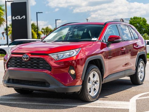 Used 2020 Toyota RAV4 XLE w/ Convenience Package FWD image 3