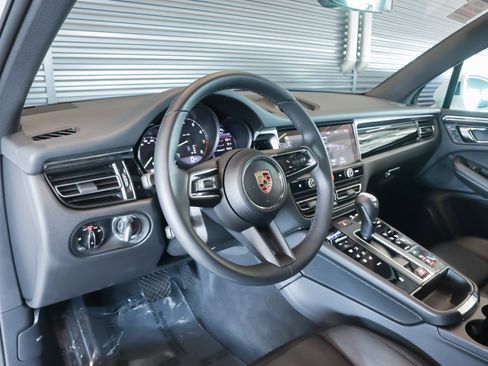 Used 2025 Porsche Macan image 4