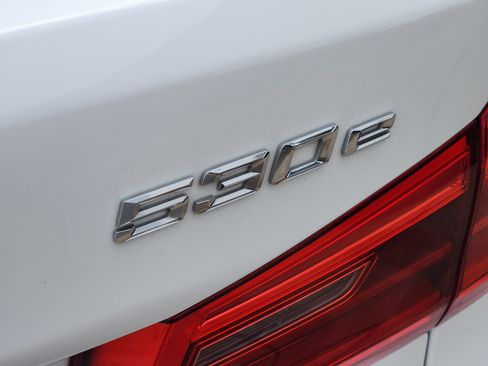 Used 2020 BMW 530e w/ M Sport Package image 10