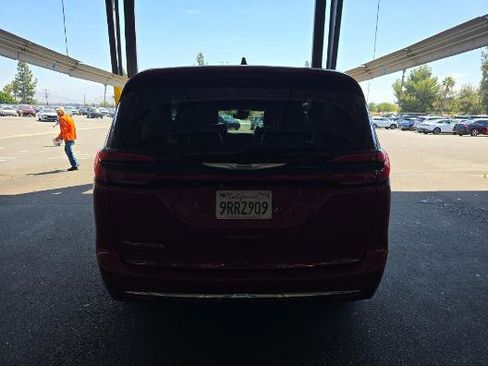 Used 2025 Chrysler Pacifica Select FWD image 8