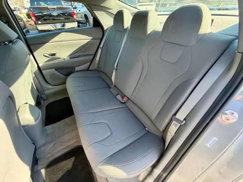 Used 2021 Hyundai Elantra SE w/ Cargo Package image 9