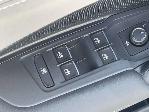 New 2026 Volkswagen Tiguan SE FWD image 18