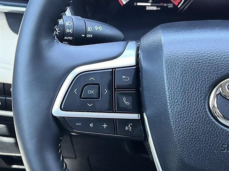 Used 2025 Toyota Highlander Limited FWD image 23