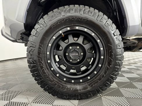 Used 2016 Toyota Tacoma SR5 w/ SR5 Appearance Package (SN) AWD/4WD image 38