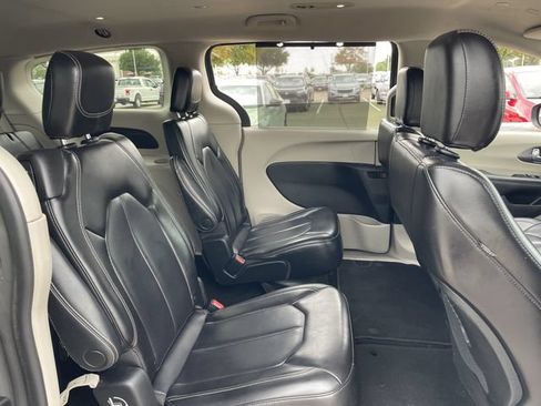 Used 2023 Chrysler Pacifica Touring-L FWD image 27