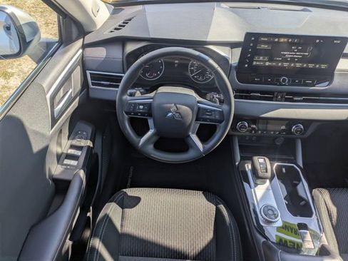 Used 2025 Mitsubishi Outlander ES image 16