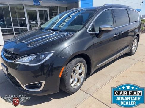 Used 2018 Chrysler Pacifica Limited FWD image 1