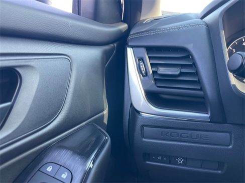 Used 2025 Nissan Rogue S image 18