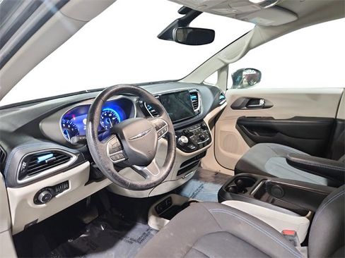 Used 2021 Chrysler Pacifica Touring w/ Uconnect Theater Family Group image 7