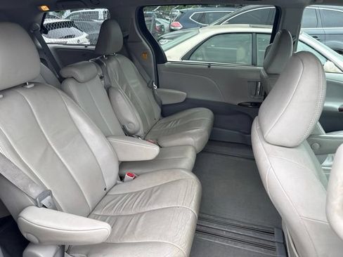 Used 2013 Toyota Sienna XLE FWD image 23