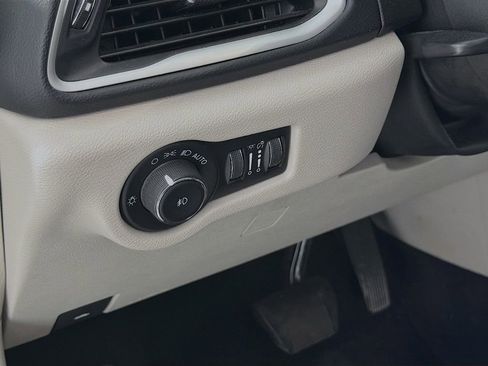 Used 2023 Chrysler Pacifica Touring-L FWD image 12