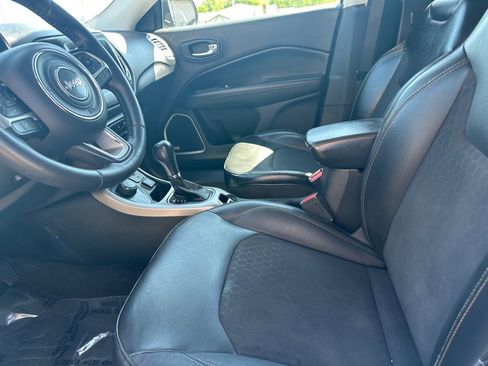 Used 2018 Jeep Compass Latitude w/ Popular Equipment Group AWD/4WD image 2