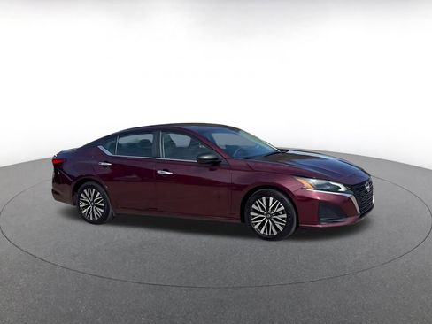Used 2025 Nissan Altima 2.5 SV image 2