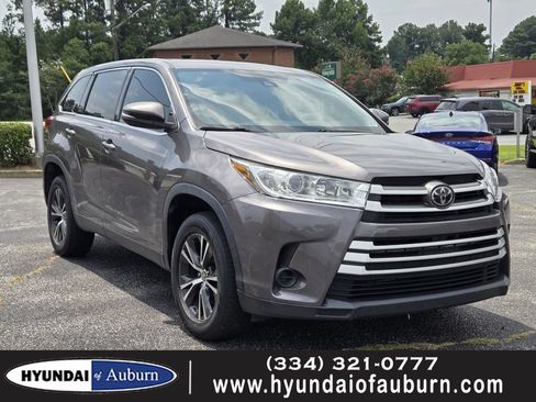 Used 2019 Toyota Highlander LE FWD image 1