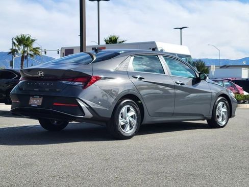 New 2026 Hyundai Elantra SE image 2