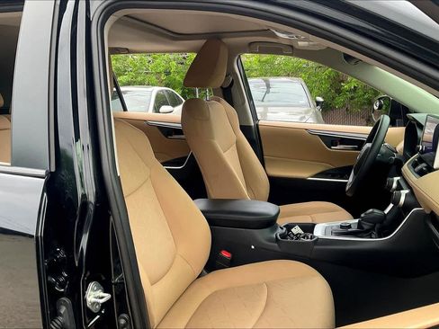 Used 2025 Toyota RAV4 XLE w/ Convenience Package image 9