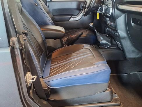 Used 2017 Jeep Wrangler Sahara w/ Connectivity Group AWD/4WD image 12