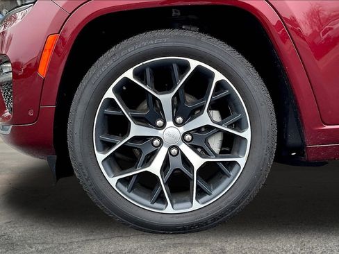 Used 2024 Jeep Grand Cherokee Summit image 8