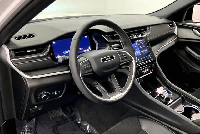 Used 2023 Jeep Grand Cherokee Altitude AWD/4WD image 16