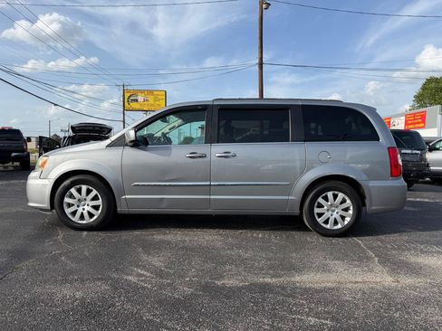 Used 2015 Chrysler Town & Country Touring FWD image 8