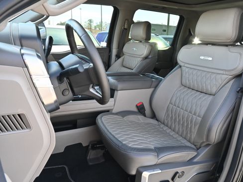 Used 2025 Ford F450 Platinum w/ Platinum Plus Package image 7