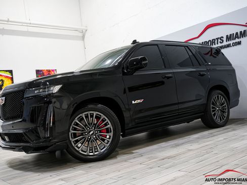 Used 2023 Cadillac Escalade V AWD/4WD image 4